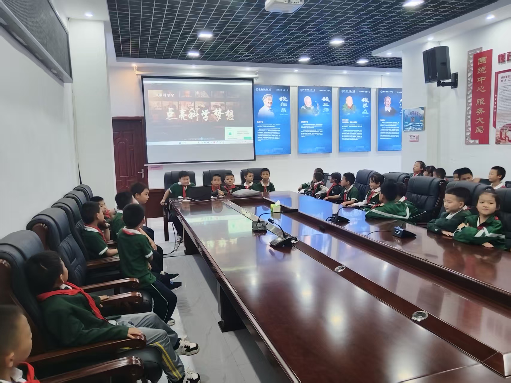 六枝特区科技馆联合第六小学开展“少先队学习科学家精神”主题活动