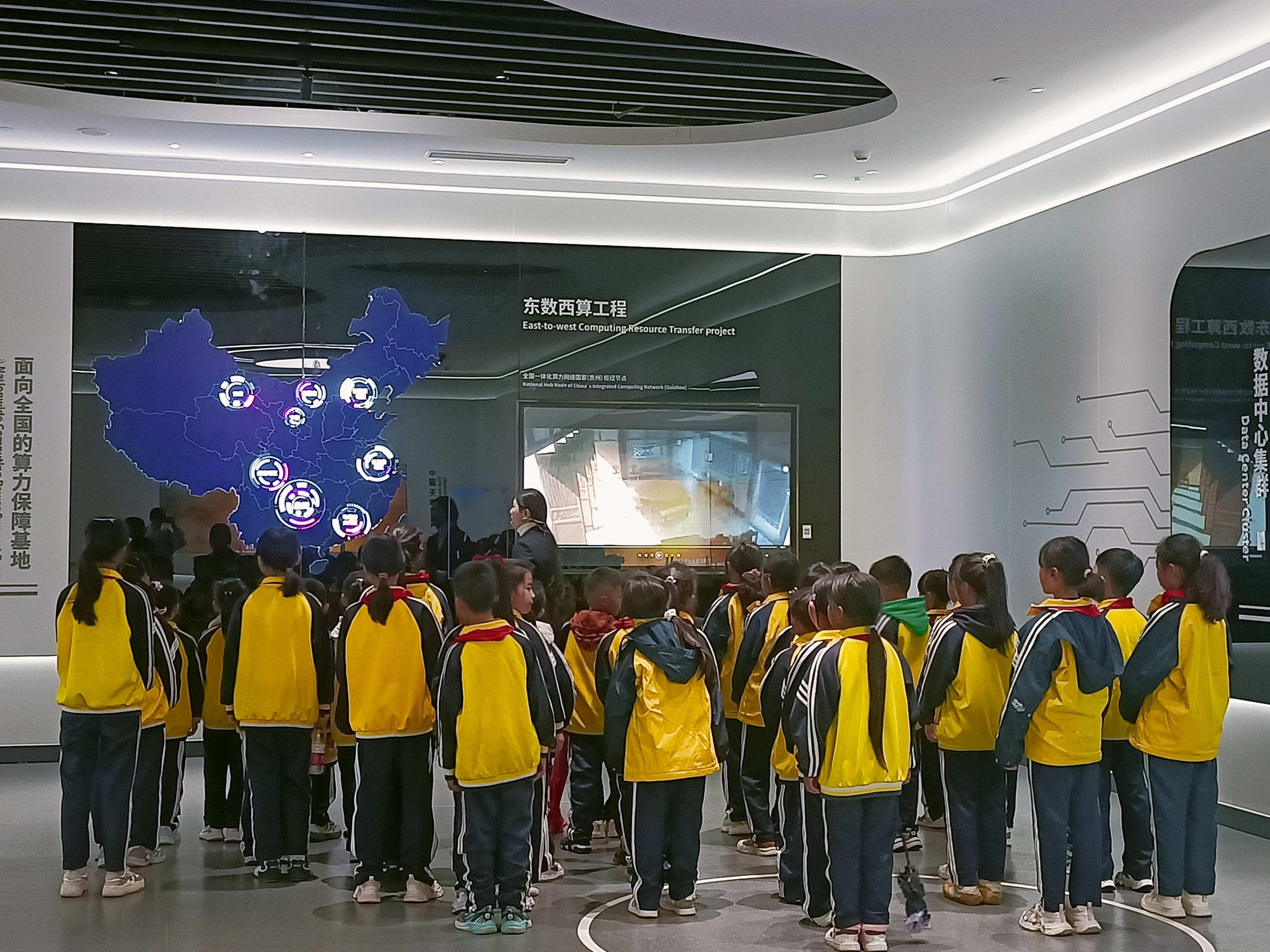 在国家大数据(贵州)综合试验区,讲解员为学生讲解东数西算工程.jpg
