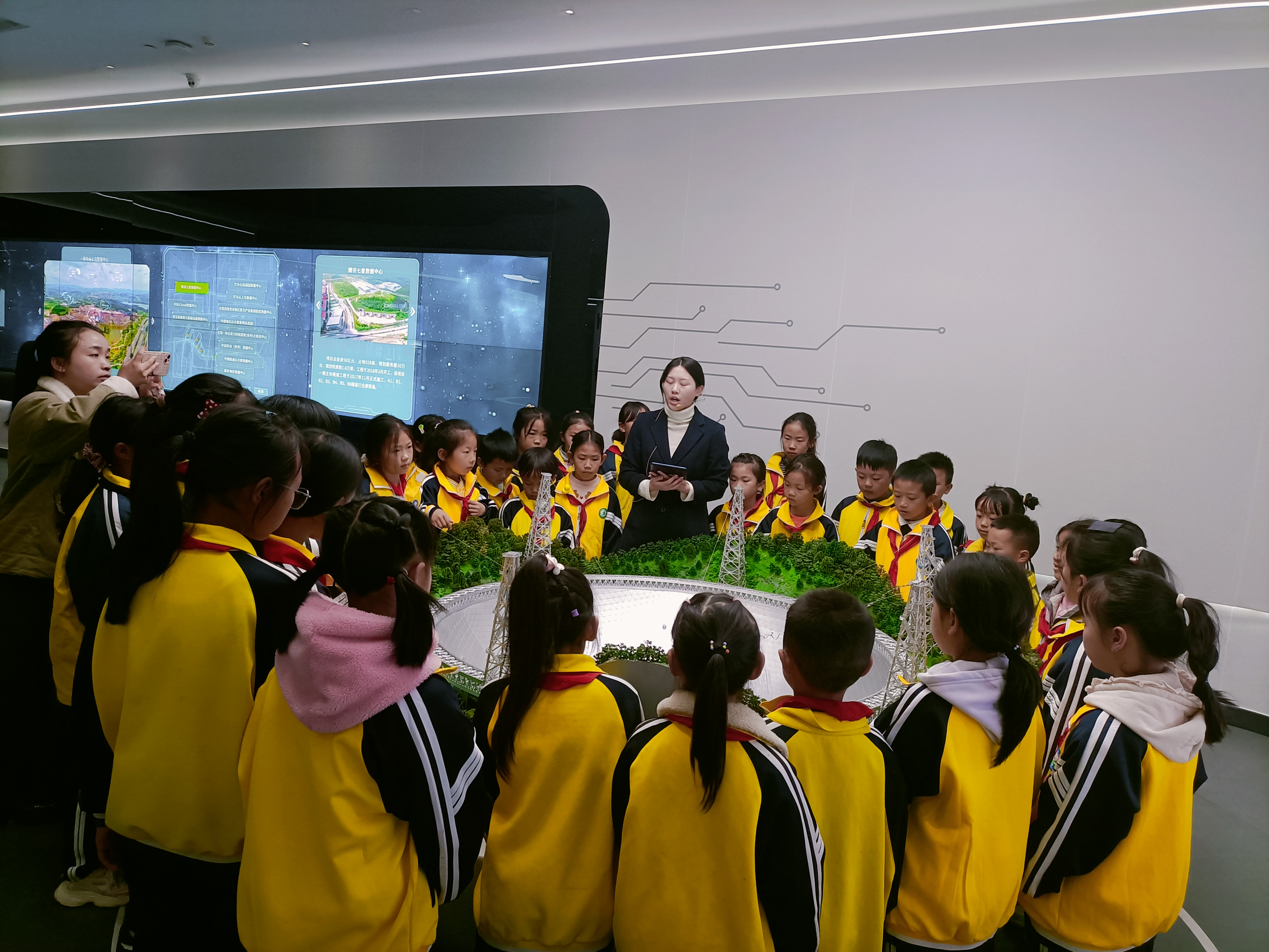 在国家大数据(贵州)综合试验区,讲解员为学生讲解天眼工程.jpg