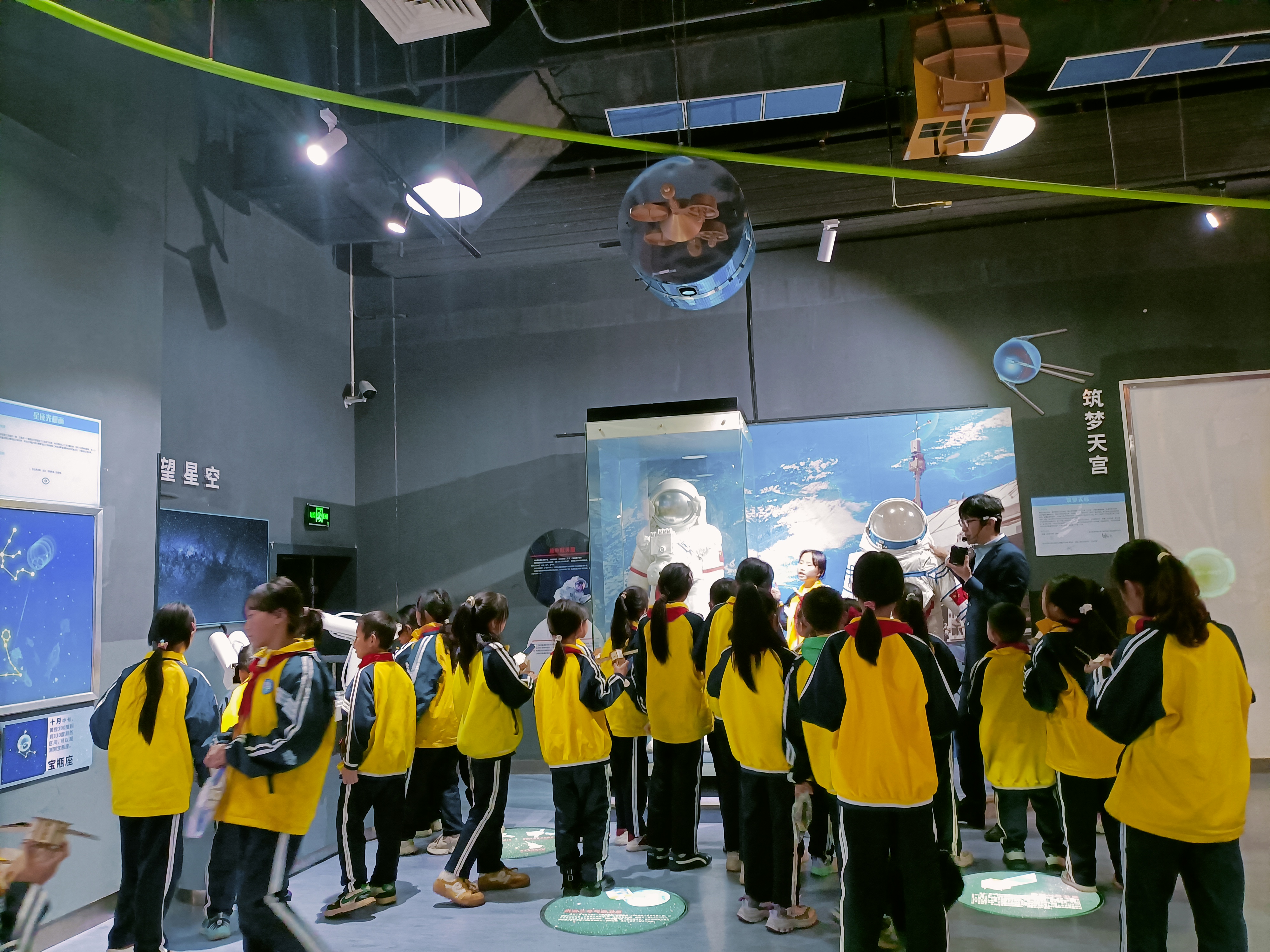 在贵州省科技馆,讲解员为学生科普宇航服造价等相关知识.jpg