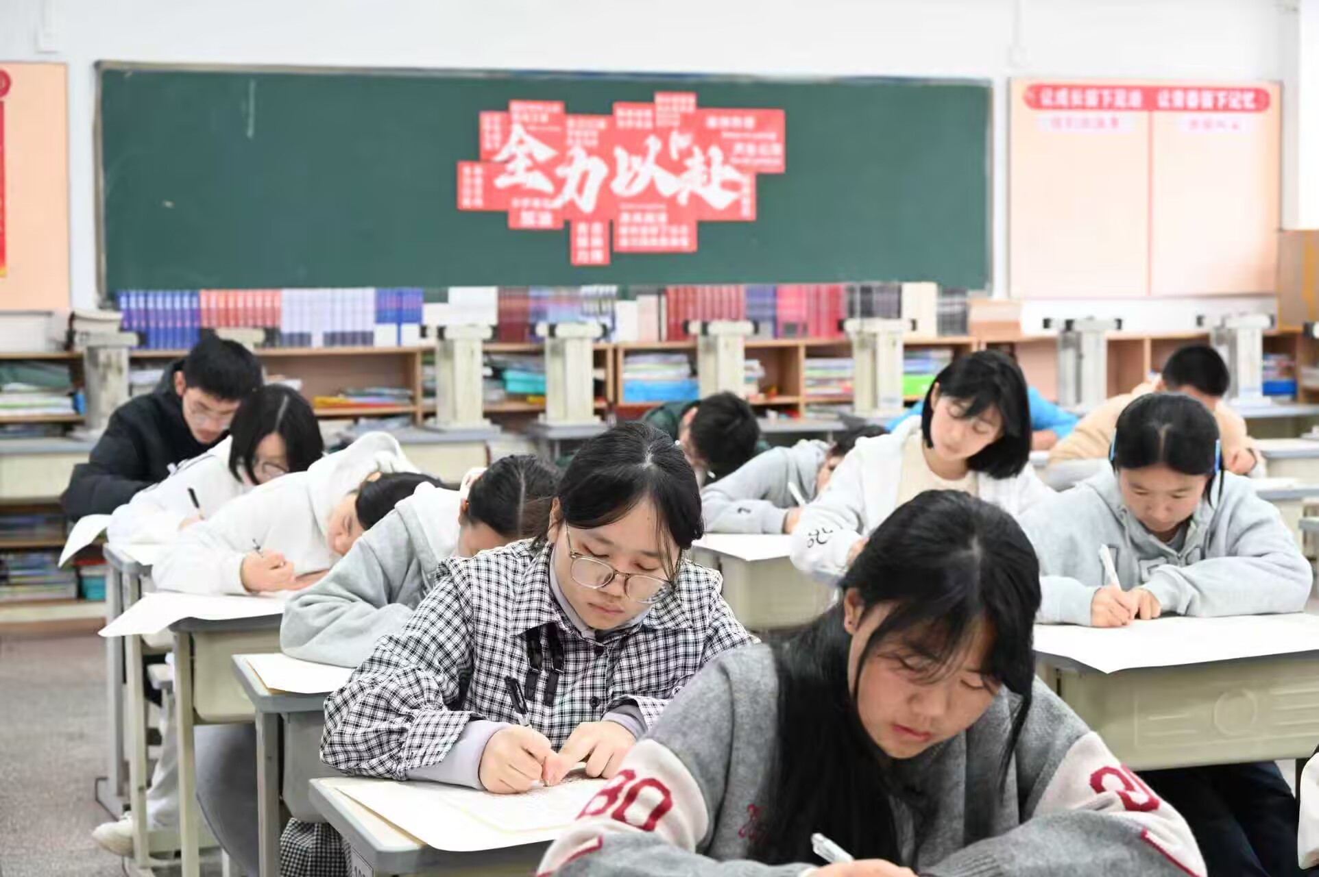 6. 科技幻想画作文赛现场,参赛选手认真作文、绘画.jpg