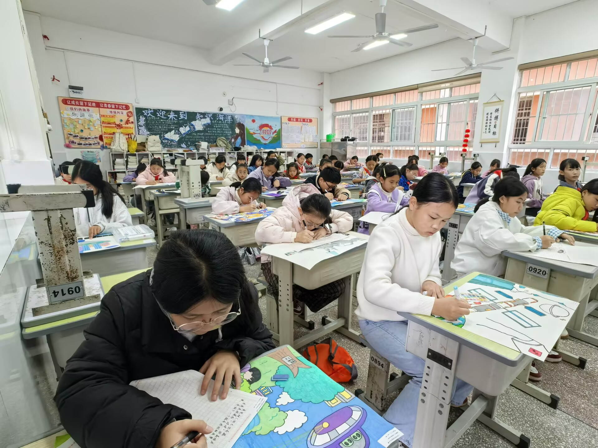 5. 科技幻想画作文赛现场,参赛选手认真作文、绘画.jpg