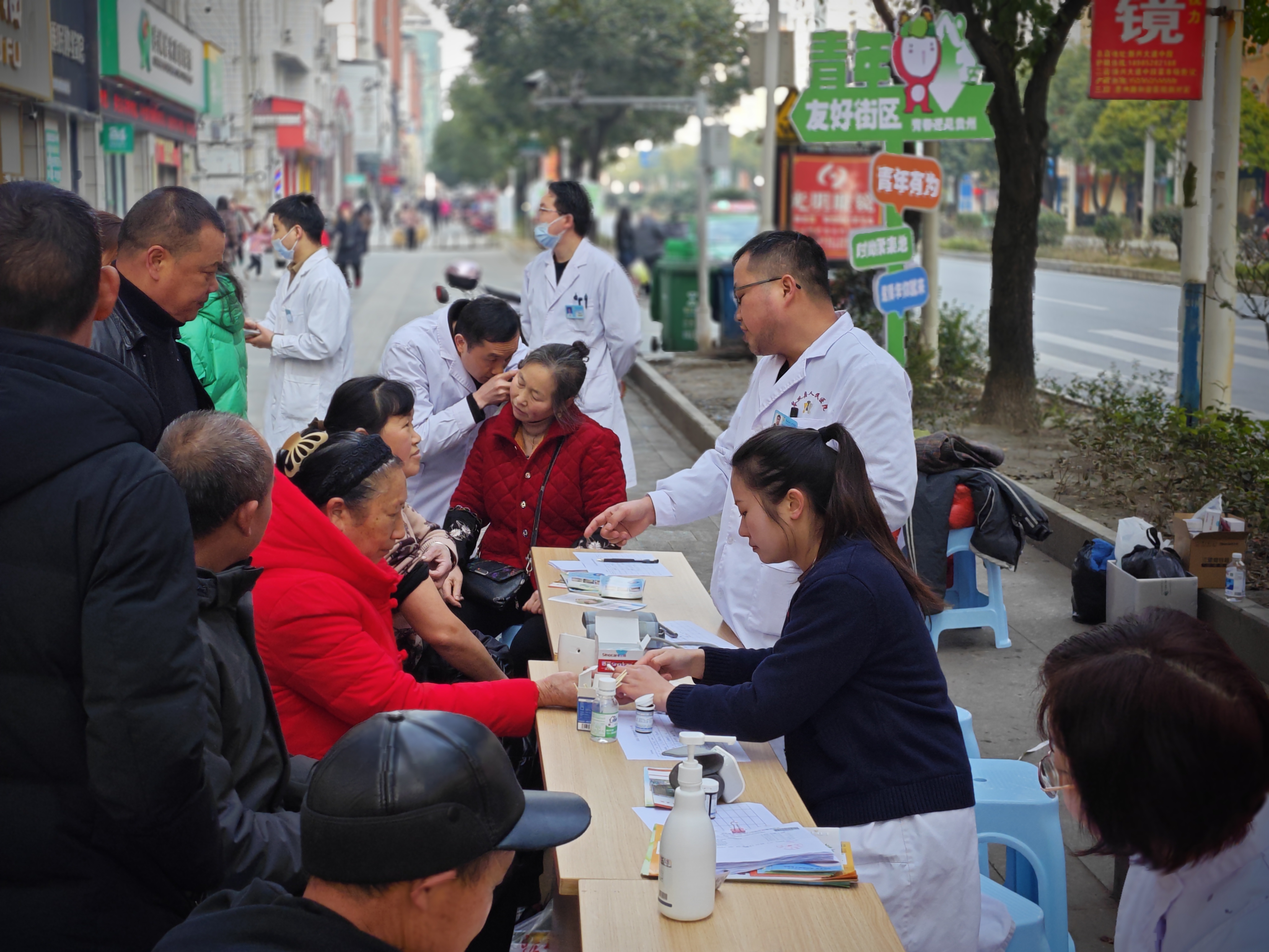 岑巩县人民医院开展义诊2.jpg
