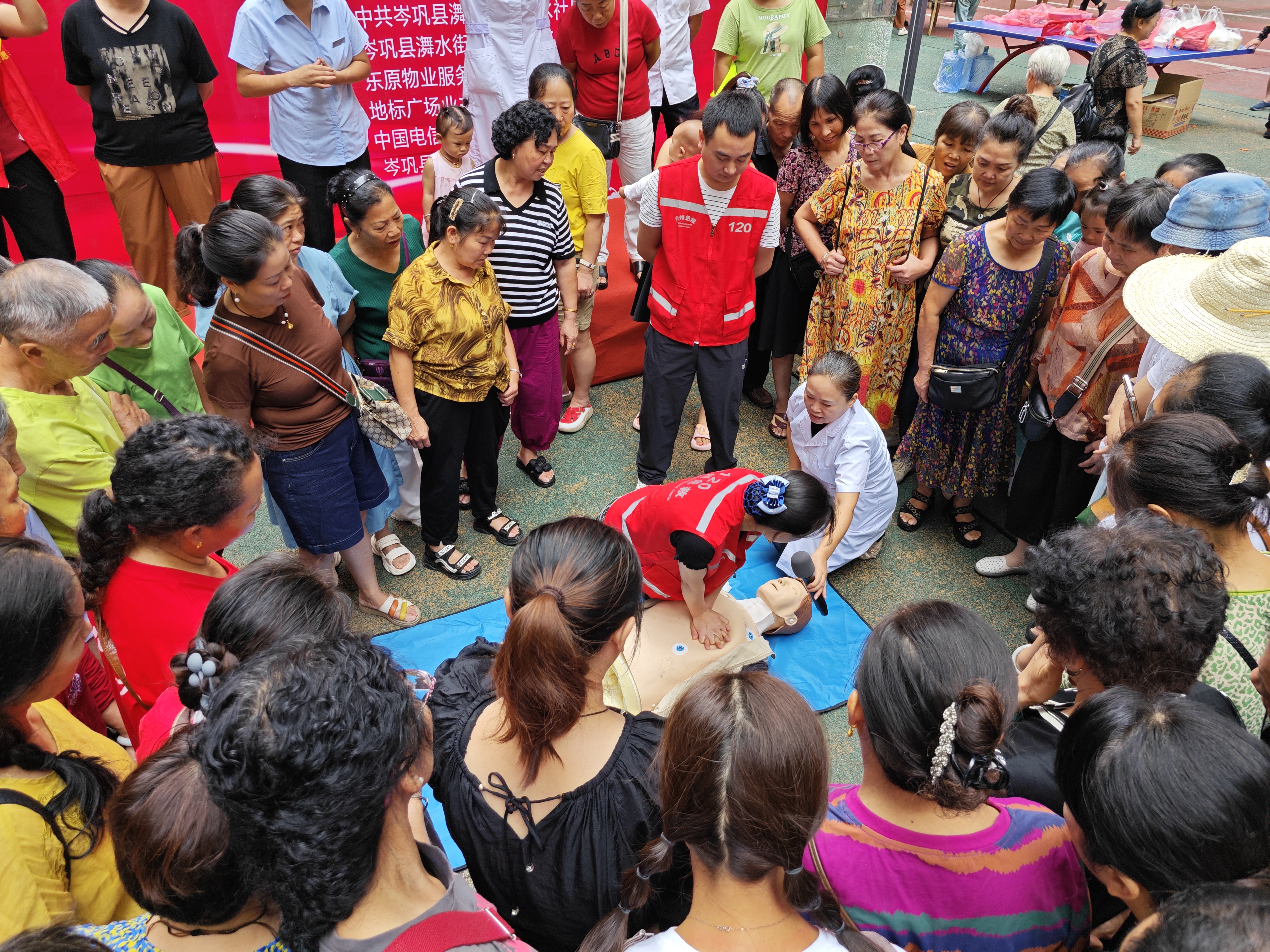 岑巩县人民医院开展急救技能培训.jpg