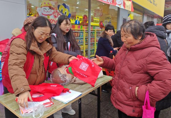 平坝区科协：科普大篷车进社区 筑牢冬季安全防护网
