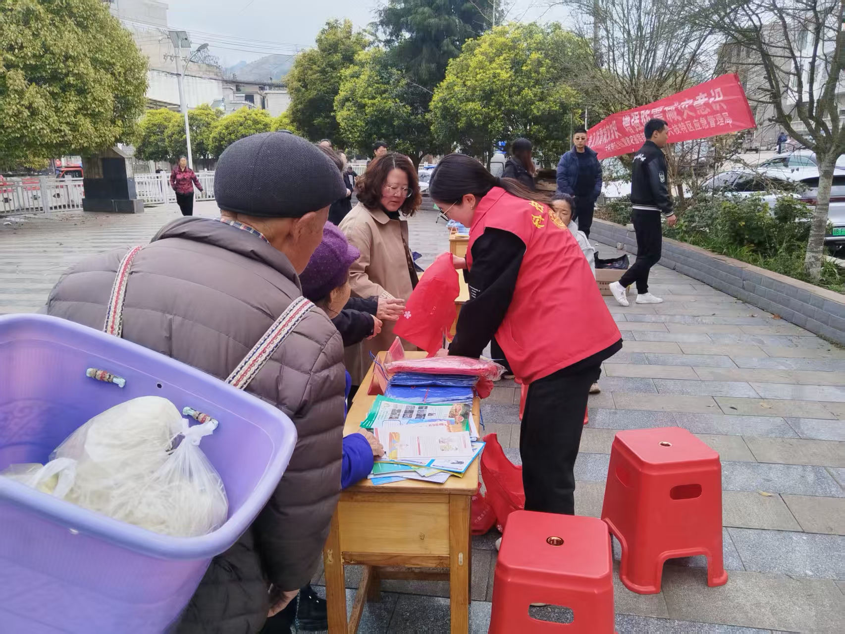 六枝特区开展“科技、文化、卫生、法律”四下乡活动 赋能基层暖民心