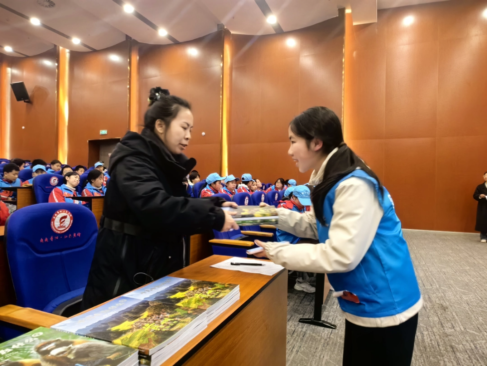 天眼新闻：沉浸式感受四维科技名片，贵州青少年科普研学活动开营